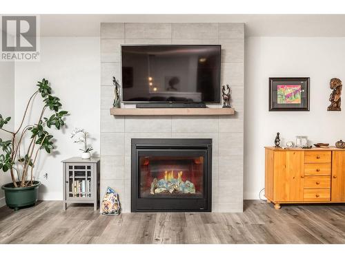 1807 22 Street, Vernon, BC - Indoor Photo Showing Living Room With Fireplace