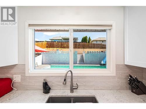 1807 22 Street, Vernon, BC - Indoor Photo Showing Kitchen With Double Sink