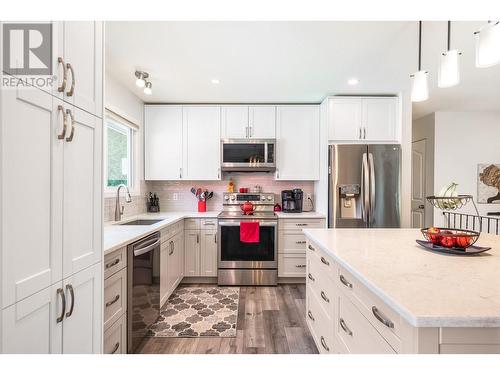 1807 22 Street, Vernon, BC - Indoor Photo Showing Kitchen With Upgraded Kitchen