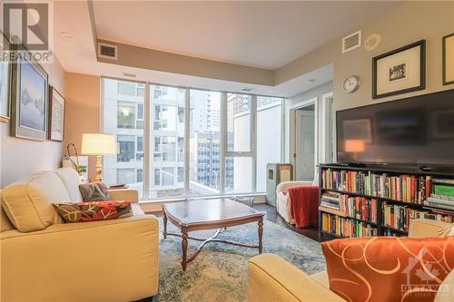 40 Nepean Street Unit#503, Ottawa, ON - Indoor Photo Showing Living Room