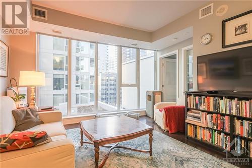 40 Nepean Street Unit#503, Ottawa, ON - Indoor Photo Showing Living Room