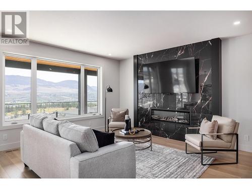 709 Carleton Street, Kelowna, BC - Indoor Photo Showing Living Room