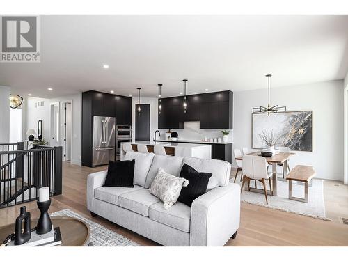 709 Carleton Street, Kelowna, BC - Indoor Photo Showing Living Room