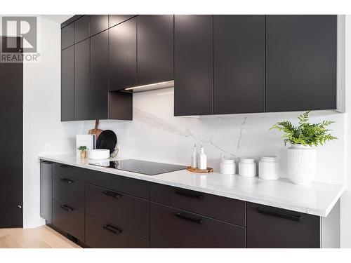 709 Carleton Street, Kelowna, BC - Indoor Photo Showing Kitchen