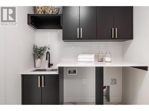 709 Carleton Street, Kelowna, BC - Indoor Photo Showing Kitchen