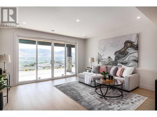 709 Carleton Street, Kelowna, BC - Indoor Photo Showing Living Room