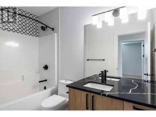 709 Carleton Street, Kelowna, BC - Indoor Photo Showing Bathroom