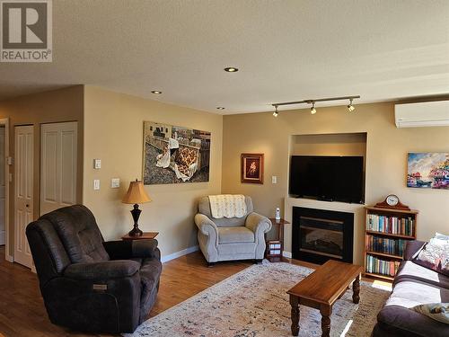 601 9Th Street Unit# 6, Keremeos, BC - Indoor Photo Showing Living Room With Fireplace