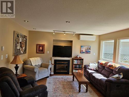 601 9Th Street Unit# 6, Keremeos, BC - Indoor Photo Showing Living Room With Fireplace