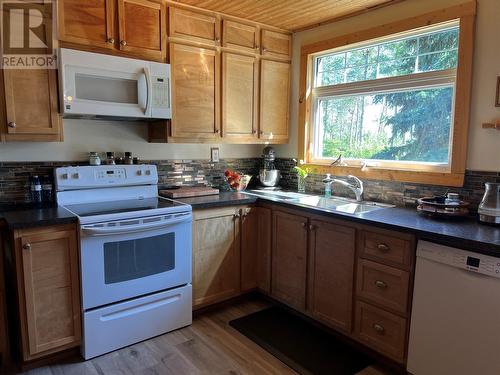 5822 97 Highway, Dawson Creek, BC - Indoor Photo Showing Kitchen With Double Sink