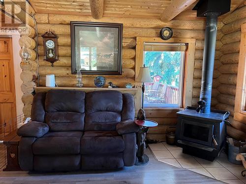 5822 97 Highway, Dawson Creek, BC - Indoor Photo Showing Living Room