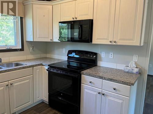 5822 97 Highway, Dawson Creek, BC - Indoor Photo Showing Kitchen