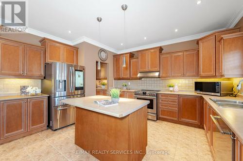 21 Crown Drive, Brampton (Vales Of Castlemore), ON - Indoor Photo Showing Kitchen With Double Sink With Upgraded Kitchen