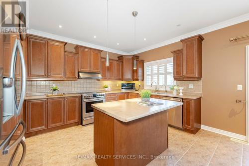 21 Crown Drive, Brampton (Vales Of Castlemore), ON - Indoor Photo Showing Kitchen