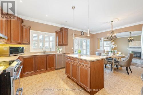 21 Crown Drive, Brampton (Vales Of Castlemore), ON - Indoor Photo Showing Kitchen