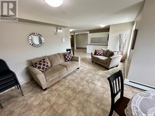 409 820 5Th Street, Weyburn, SK - Indoor Photo Showing Living Room