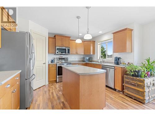 182 Poonian Court, Kelowna, BC - Indoor Photo Showing Kitchen