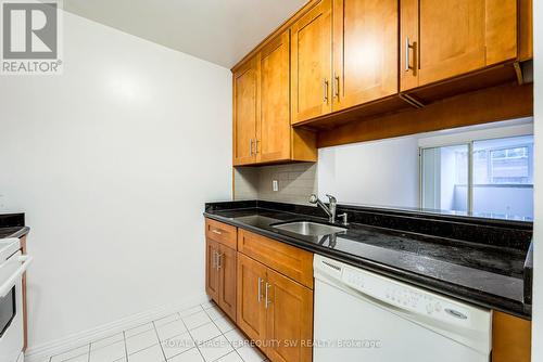 407 - 1055 Bay Street, Toronto (Bay Street Corridor), ON - Indoor Photo Showing Kitchen