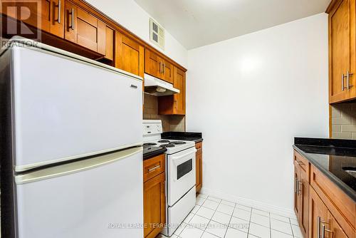 407 - 1055 Bay Street, Toronto (Bay Street Corridor), ON - Indoor Photo Showing Kitchen