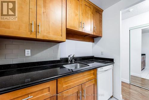 407 - 1055 Bay Street, Toronto (Bay Street Corridor), ON - Indoor Photo Showing Kitchen