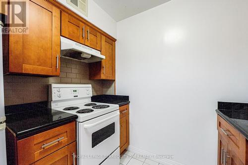 407 - 1055 Bay Street, Toronto (Bay Street Corridor), ON - Indoor Photo Showing Kitchen