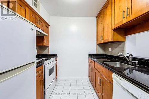 407 - 1055 Bay Street, Toronto (Bay Street Corridor), ON - Indoor Photo Showing Kitchen