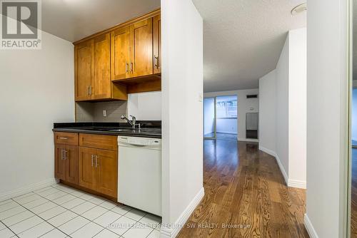 407 - 1055 Bay Street, Toronto (Bay Street Corridor), ON - Indoor Photo Showing Kitchen