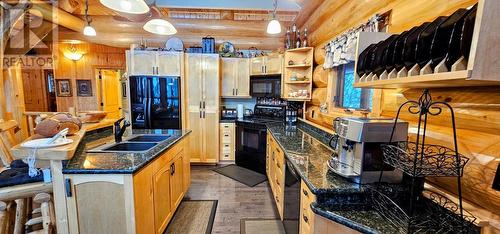 7001 Columbia Ridge  Drive, Fairmont Hot Springs, BC - Indoor Photo Showing Kitchen With Double Sink