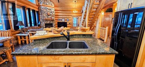 7001 Columbia Ridge  Drive, Fairmont Hot Springs, BC - Indoor Photo Showing Kitchen With Double Sink