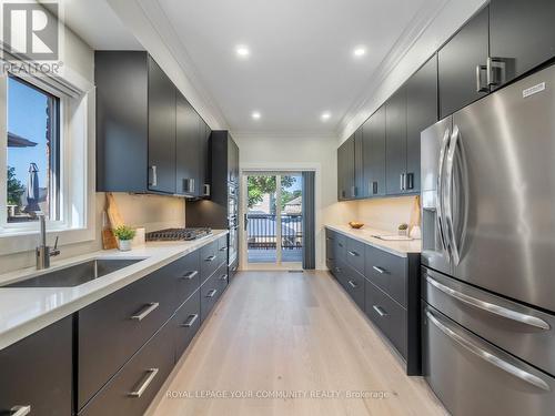 258 Livingstone Street E, Barrie (Little Lake), ON - Indoor Photo Showing Kitchen With Upgraded Kitchen