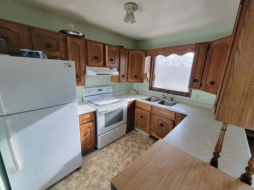 244 2Nd Street Se, Minnedosa, MB - Indoor Photo Showing Kitchen With Double Sink