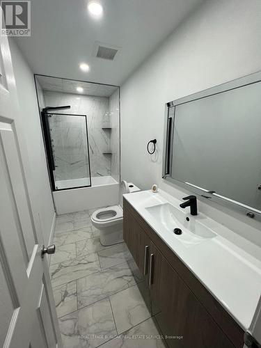 44 Madison Avenue, Hamilton, ON - Indoor Photo Showing Bathroom