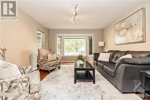 24 Mary Hill Crescent, Richmond, ON - Indoor Photo Showing Living Room