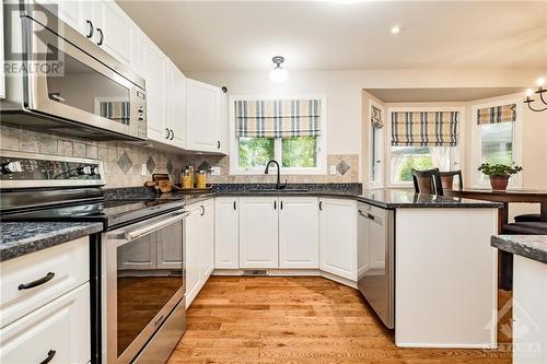 24 Mary Hill Crescent, Richmond, ON - Indoor Photo Showing Kitchen With Upgraded Kitchen