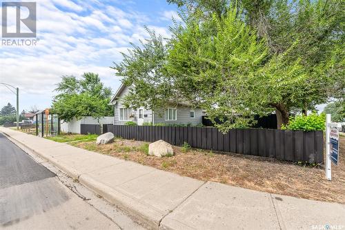 1208 Coteau Street W, Moose Jaw, SK - Outdoor