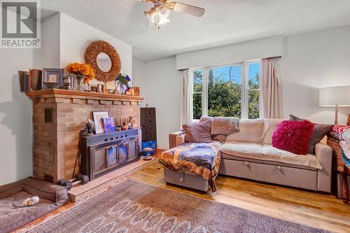 2054 Ethel Street, Kelowna, BC - Indoor Photo Showing Living Room