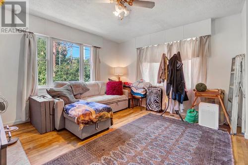 2054 Ethel Street, Kelowna, BC - Indoor Photo Showing Living Room