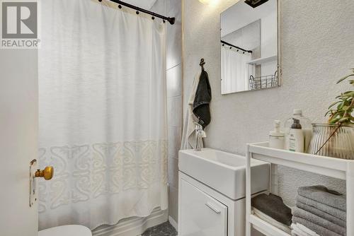 2054 Ethel Street, Kelowna, BC - Indoor Photo Showing Bathroom