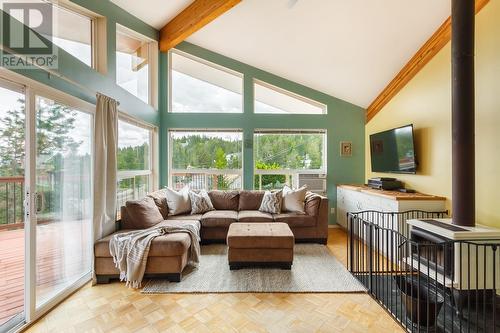 10789 Pinecrest Road, Vernon, BC - Indoor Photo Showing Living Room