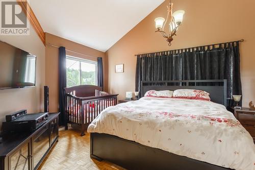 10789 Pinecrest Road, Vernon, BC - Indoor Photo Showing Bedroom