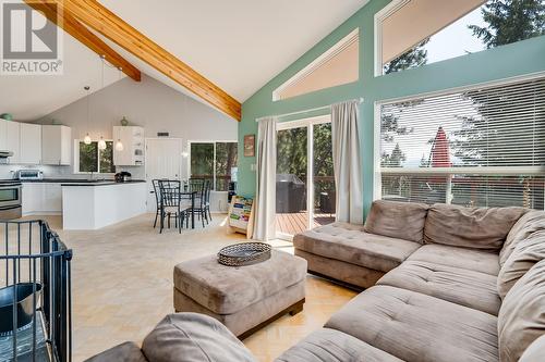 10789 Pinecrest Road, Vernon, BC - Indoor Photo Showing Living Room