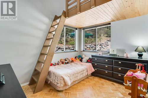 10789 Pinecrest Road, Vernon, BC - Indoor Photo Showing Bedroom