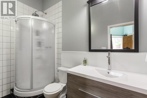 10789 Pinecrest Road, Vernon, BC - Indoor Photo Showing Bathroom