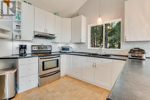 10789 Pinecrest Road, Vernon, BC - Indoor Photo Showing Kitchen With Double Sink