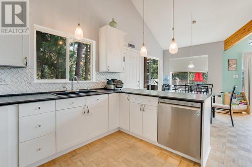 10789 Pinecrest Road, Vernon, BC - Indoor Photo Showing Kitchen With Double Sink