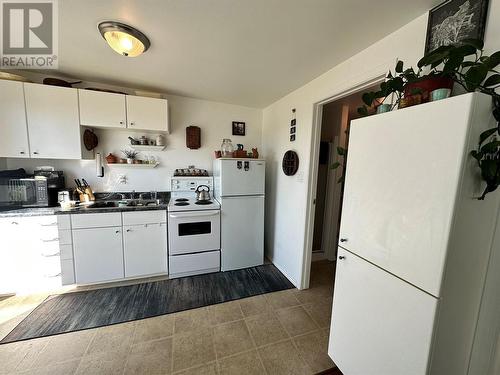 504 100A Avenue, Dawson Creek, BC - Indoor Photo Showing Kitchen