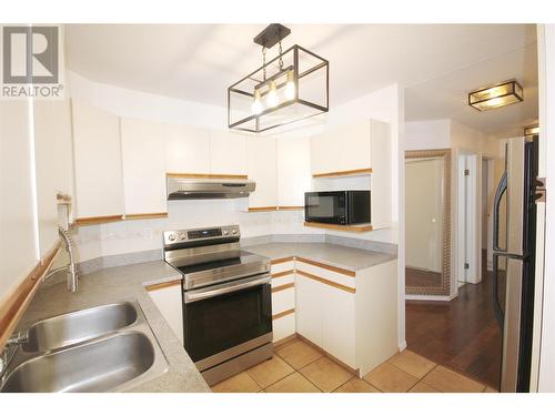 320 Brandon Avenue Unit# 107, Penticton, BC - Indoor Photo Showing Kitchen With Double Sink