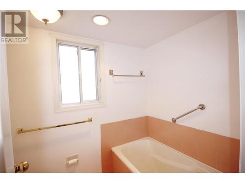 320 Brandon Avenue Unit# 107, Penticton, BC - Indoor Photo Showing Bathroom