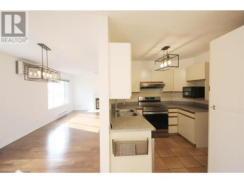 320 Brandon Avenue Unit# 107, Penticton, BC - Indoor Photo Showing Kitchen With Double Sink