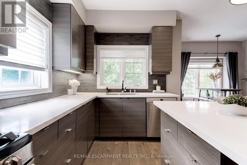 37 - 2086 Ghent Avenue, Burlington (Brant), ON - Indoor Photo Showing Kitchen With Upgraded Kitchen